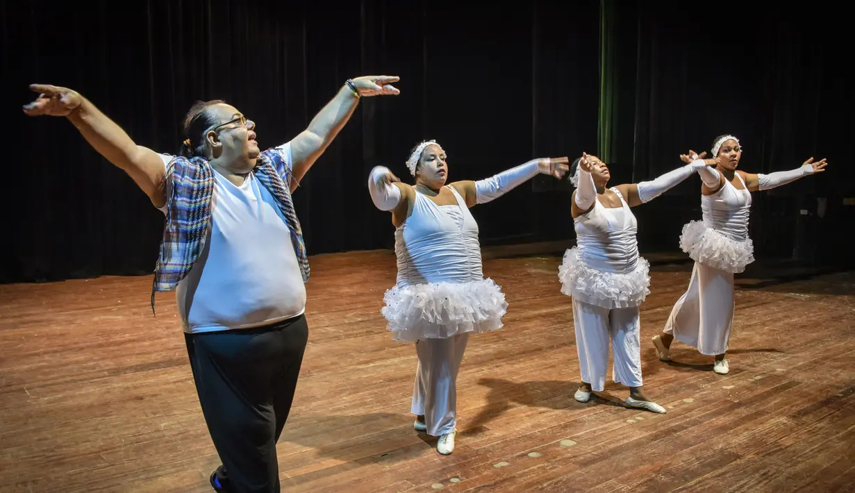 Anggota grup tari Danza Voluminosa saat tengah berlatih di Teater Nasional di Havana, 13 Januari 2016. Terdiri dari 8 penari dengan berat rata-rata 90,7 kg, grup tari asal Kuba tersebut selalu tampil lincah dan memukau penonton (AFP PHOTO/ADALBERTO ROQUE)