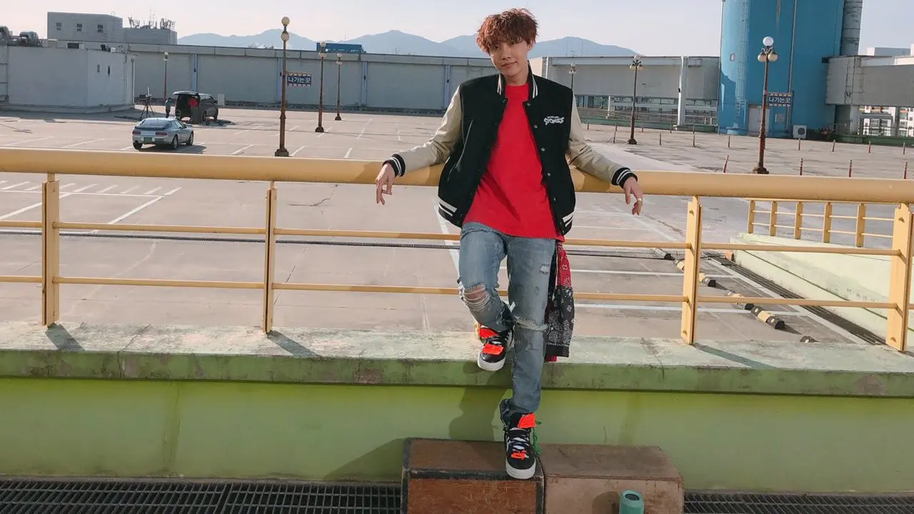 [Bintang] Pesona J-Hope BTS di MV Terbaru, Airplane