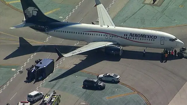 Pesawat yang menghantam truk di Bandara Los Angeles (LAX). (Eyewitness/Twitter)