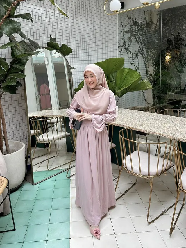 7 Potret Larissa Chou Pamer Baby Bump yang Mulai Terlihat