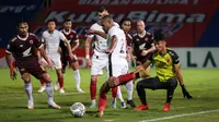 Pemain Persipura Jayapura, Israel Wamiau (kanan kedua) berusaha mencetak gol saat laga pekan ke-14 BRI Liga 1 2021/2022 antara PSM Makassar melawan Persipura Jayapura di Stadion Sultan Agung, Bantul, Sabtu (27/11/2021). (Bola.com/Bagaskara Lazuardi)