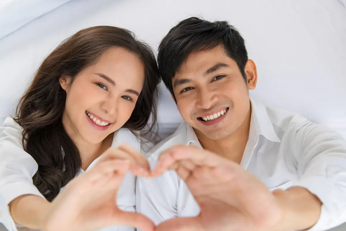 couple romantis bahagia