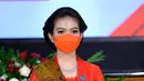 Aura cantiknya ibu Jan Ethes ini semakin terlihat saat memakai kebaya merah. Ia berhasil memesona banyak orang dengan kebaya merah yang dikenakannya. Potret Selvi pakai kebaya merah ini terlihat saat dampingi Gibran ketika dilantik jadi Wali Kota Solo. (Liputan6.com/IG/selvi_gibran)