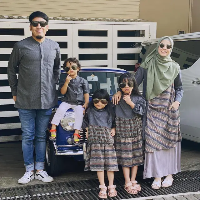 Potret 8 Keluarga Artis Kompak Pakai Baju Senada, Seru Banget