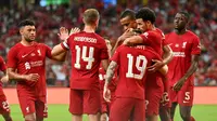 Gelandang Liverpool Jordan Henderson (14) merayakan dengan rekan setimnya setelah mencetak gol ke gawang Crystal Palace dalam pertandingan persahabatan pramusim di The National Stadium, Singapura, Jumat (15/7/2022). (foto:&nbsp;Roslan RAHMAN / AFP)