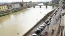 Puluhan mobil terpelosok saat parkir di pinggir sungai Arno yang tiba-tiba amblas di Lungarno Torrigiani, Florence, Italia (25/5). Menurut petugas, kejadian tersebut disebabkan oleh pecahnya pipa besar saluran air. (AFP PHOTO/CLAUDIO GIOVANNINI)
