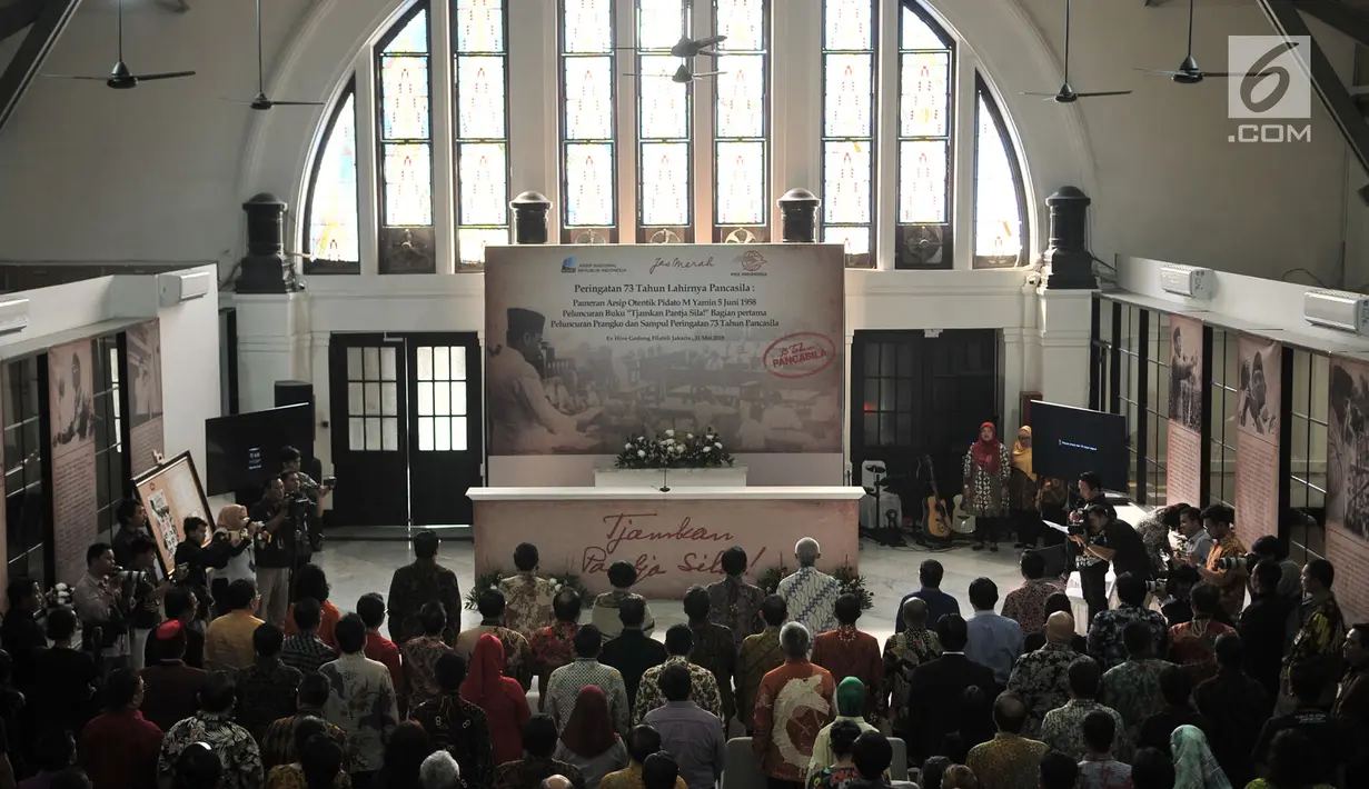 Peserta berdiri menyanyikan lagu Indonesia Raya saat Peringatan 73 Tahun Lahirnya Pancasila di Museum Filateli, Jakarta, Kamis (31/5). Peringatan ini juga dimeriahkan dengan pameran otentik pidato M. Yamin 5 Juni 1958. (Merdeka.com/Iqbal S. Nugroho)