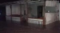 Banjir dari luapan Sungai Lubawang itu menerjang permukiman warga karena tidak mampu menampung debit air setelah hujan deras mengguyur wilayah barat Situbondo sejak Rabu (6/2/2025), pukul 17.30 WIB. (Liputan6.com/ Dok Warga)