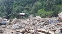Meterial longsor menutupi badan jalan pasca banjir bandan dan tanah longsor di Mamuju (Foto: Liputan6.com/Istimewa)