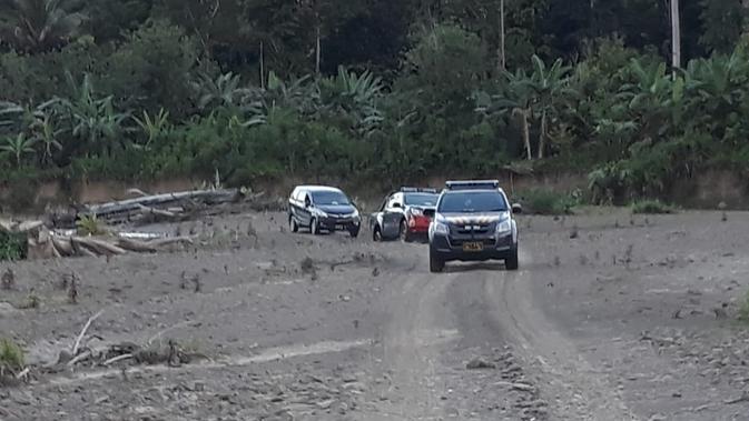 Polda Maluku menyalurkan bansos ke warga suku terasig di Seram setelah melalui perjalanan berat (Foto: Polda Maluku)