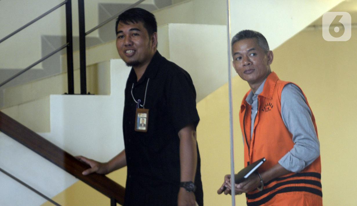 Mantan Komisioner KPU Wahyu Setiawan (kanan) bersiap menjalani pemeriksaan lanjutan penyidik di Gedung KPK, Jakarta, Selasa (17/3/2020). Wahyu Setiawan diperiksa sebagai tersangka terkait kasus dugaan penerimaan hadiah atau janji penetapan anggota DPR Terpilih 2019-2024. (merdeka.com/Dwi Narwoko)