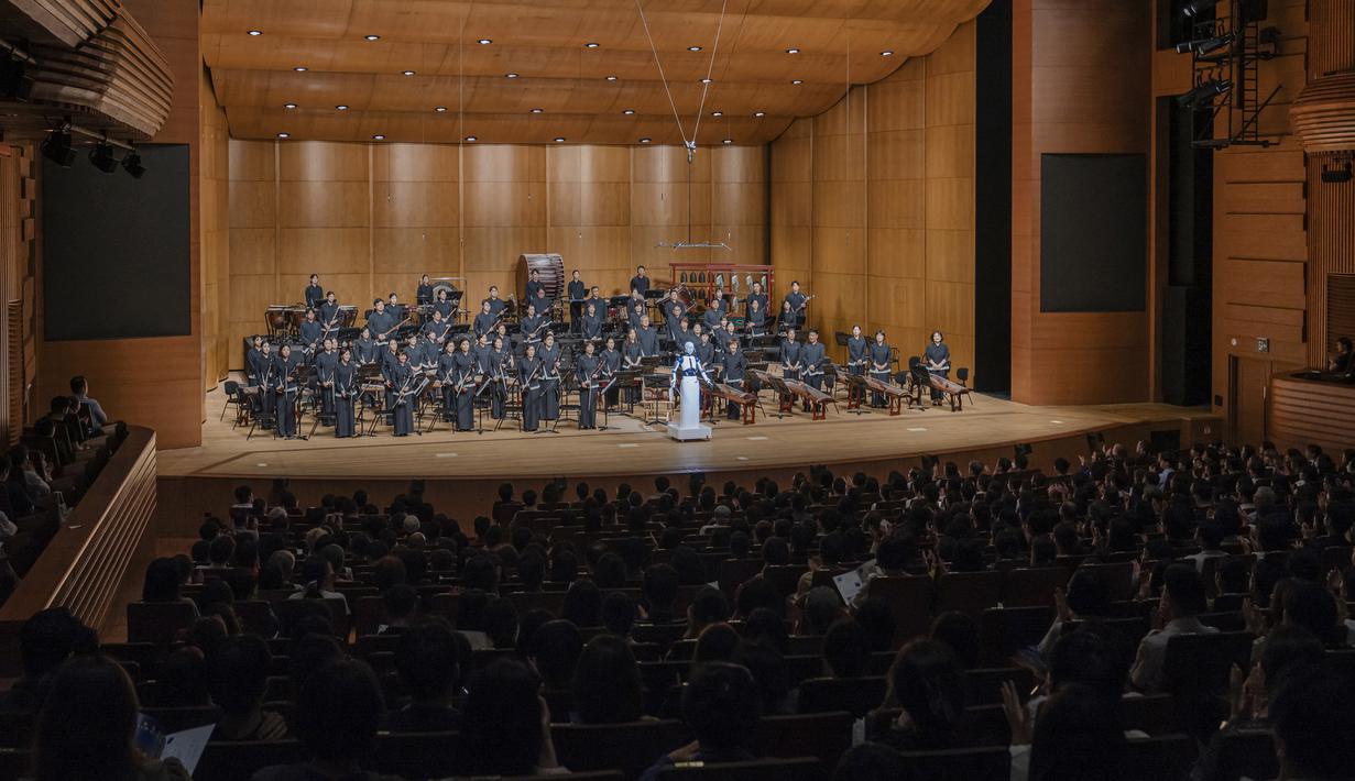 Sebuah robot buatan Korea Selatan memulai debutnya sebagai konduktor orkestra di hadapan penonton di Seoul pada hari Jumat, memukau para penonton dengan penampilan yang sempurna sebagai pengganti maestro manusia. (Photo by National Theater of Korea / AFP)