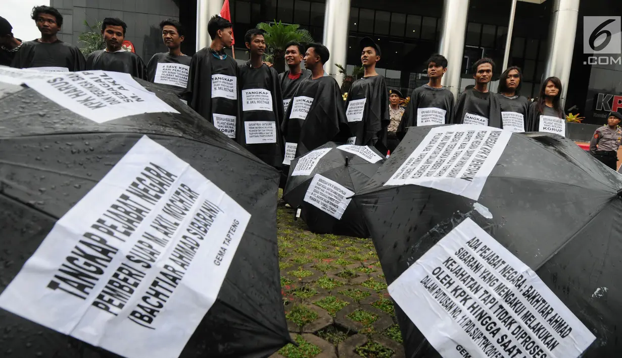 Sejumlah aktivis dari Gema Tapteng mengenakan pakaian serba hitam saat melakukan aksi unjuk rasa di depan gedung KPK, Jakarta, Kamis (26/4). Suap tersebut terkait sengketa Pilkada Tapanuli Tengah 2011 lalu. (Merdeka.com/Dwi Narwoko)