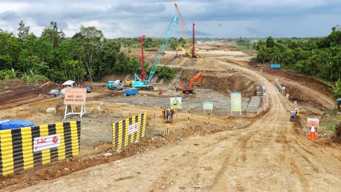 Proses pembangunan Jalan Tol Trans Sumatera ruas Banda Aceh-Sigli sepanjang 74,82 km. (Dok Kementerian PUPR)