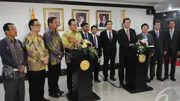 Irman Gusman saaat memberikan keterangan mengenai pertemuannya dengan Ketua Parlemen Korea Selatan,  Jakarta (22/12/2014). (Liputan6.com /Andrian M Tunay)