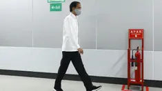 Presiden Joko Widodo atau Jokowi meninjau kesiapan penerapan prosedur standar New Normal di Stasiun MRT Bundaran HI, Jakarta, Selasa (26/5/2020). Jokowi melakukan peninjauan kesiapan penerapan prosedur standar new normal di stasiun tersebut. (Tribunnews/Irwan Rismawan/Pool)