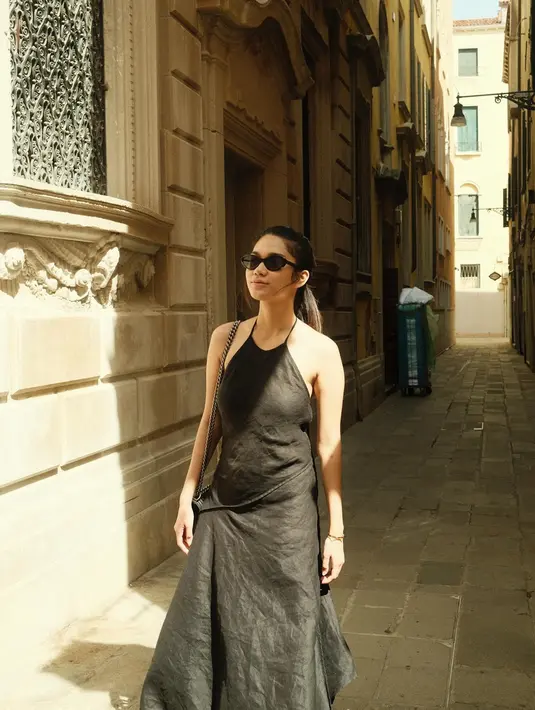 Berada di Venesia yang terkenal sebagai kota bersejarah dan terapung ini Zize banyak abadikan momen serunya waktu jalan-jalan. Melihat bangunan-bangunan kuno yang sudah berdiri ratusan tahun, Zize tampil menawan dengan sorotan sinar matahari yang menembus gedung-gdeung tinggi tersebut. (Liputan6.com/IG/@azizahsalsha_)