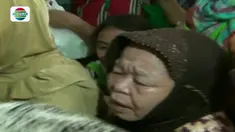 Kericuhan mewarnai pembagian sembako kepada ratusan warga di sebuah kantor partai politik di Jakarta. 