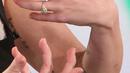 Rumornya terdapat sebuah cincin yang dikenakan Miley saat itu, merupakan cincin pertunangannya. Miley menampik bahwa cincin yang dipakainya bukan cincin tunangannya. (doc.People)