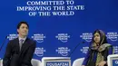 Peraih Nobel Malala Yousafzai mengamati PM Kanada Justin Trudeau disela acara tahunan World Economic Forum (WEF) di Davos, Swiss, Kamis (25/1). PM Trudeau mencuri perhatian dengan kaus kaki yang motif bebek berwarna kuning dan ungu. (AP/Markus Schreiber)