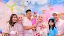 Pesta ulang tahun keponakan Ayu Ting Ting dirayakan dengan meriah bernuansa pink dan biru. Keluarga pun mengenakan busana warna serupa. [@ayutingting92]