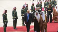 Presiden AS Donald Trump berbincang dengan Raja Salman saat tiba di Bandara Internasional Raja Khalid di Riyadh (20/5). Kunjungan ini merupakan kunjungan luar negri Trump pertama sebagai Presiden AS. (AFP/Saudi Royal Palace/Bandar Al-Jalou)