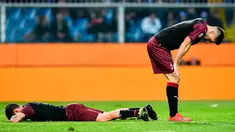Pemain AC Milan, Davide Calabria (kiri) dan Krzysztof Piatek tertunduk saat menghadapi Sampdoria dalam Serie A di Stadio Comunale Luigi Ferraris, Genoa, Italia, Sabtu (30/3). AC Milan kalah 0-1. (Simone Arveda/ANSA via AP)