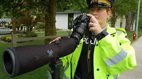 Polisi Pakai Kamera Canggih untuk Semprit Pengemudi yang Main HP