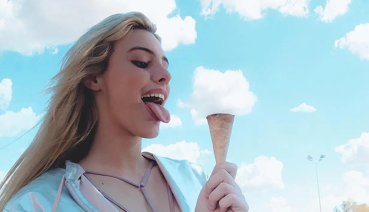 Videoya sendiri biasanya bertemakan permasalah remaja yang seringkali bikin canggung. Ia sangat pintar dalam mengolah komedi di dalamnya. (instagram/lelepons)