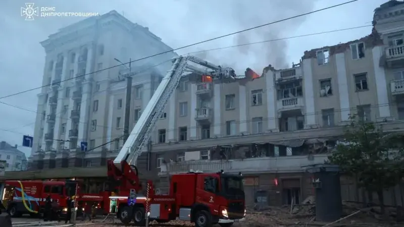 Stasiun di pusat Dnipro rusak akibat serangan Rusia. (DSNS Ukraine emergency service)