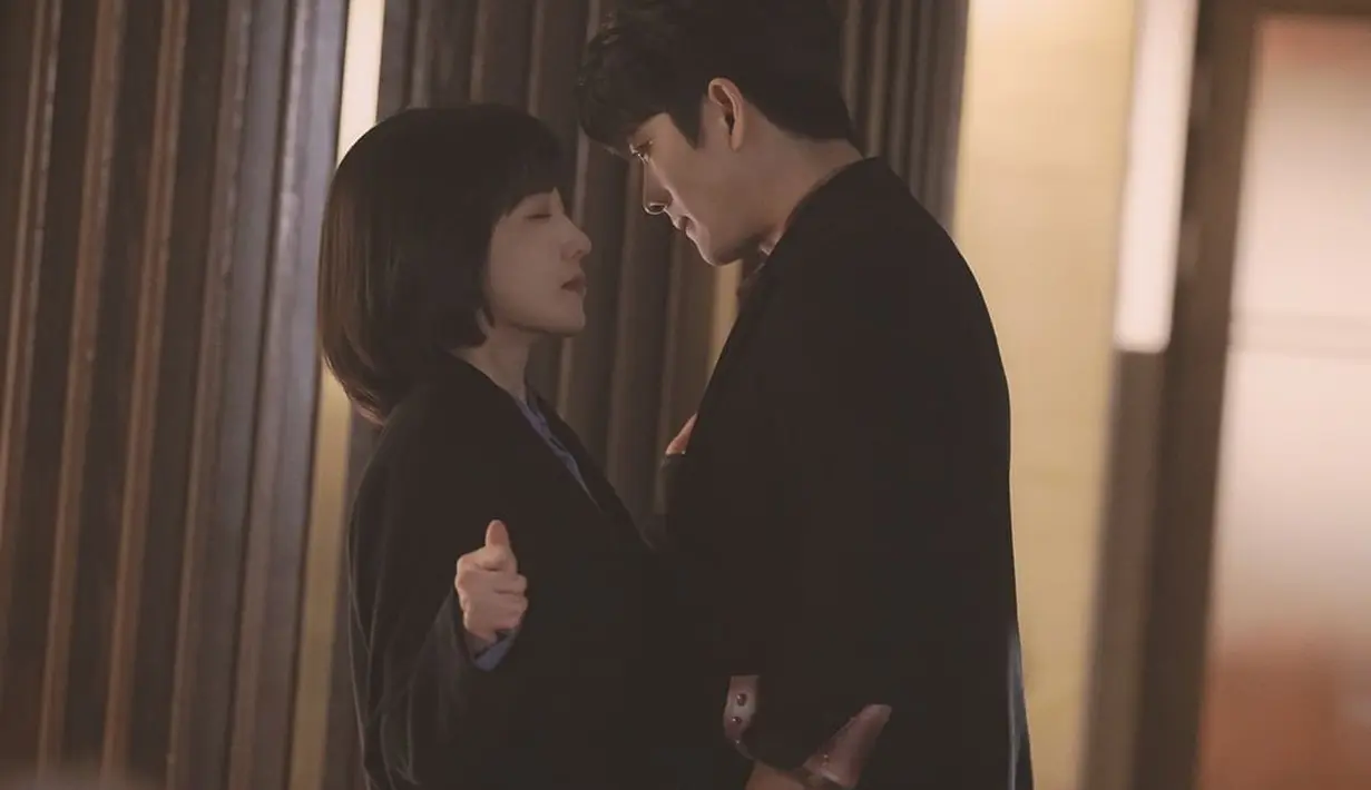 Kang Tae Oh mendekatkan diri pada Woo Young Woo untuk membuktikan apakah sang pengacara mencintainya. (Foto: Instagram/ channel.ena.d)