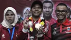 Para atlet disabilitas tunanetra yang mempunyai gelar juara cabang renang saat bertemu dengan Wali Kota Jakarta Timur di Kantor Wali Kota Jakarta Timur, Senin (10/7/2023). Salah satu atlet tunanetra Indonesia, Fajar Tri Hadi (21), berhasil meraih emas pada ajang ASEAN Para Game 2023 di Kamboja. (merdeka.com/Imam Buhori)