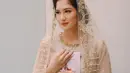 1. Pengajian dan siraman yang digelar oleh Ochi mengusung adat Sunda yang khas. Dekorasi bernuansa cerah dengan sentuhan floral semakin memperindah suasana.