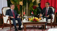 Presiden Jokowi melakukan pertemuan bilateral dengan Perdana Menteri China Li Qiang. Pertemuan bilateral ini dilakukan di Istana Merdeka. (AP Photo/Achmad Ibrahim)
