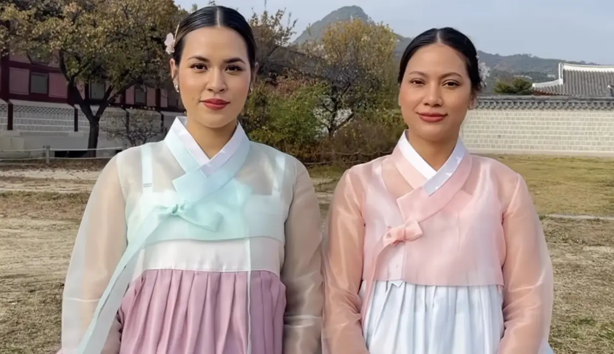 Raisa mengaplikasikan lipstik bold merah matte dengan eyeshadow merah maroonnya. Serta rambutnya yang ditata rapi ke belakang, lengkap dengan hiasan rambut khas perempuan Korea Selatan. [@raisa6690]