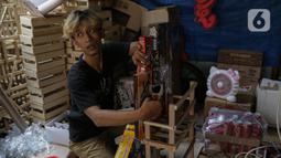 Penjual membuat parcel untuk dikirim ke konsumen di Kawasan CIkini, Jakarta, Selasa (27/4/2021). Permintaan parcel menjelang Idul Fitri 1442 Hijriah mulai meningkat dengan harga bervariasi Rp300 ribu hingga Rp 3 juta per unit tergantung isi parcel, ukuran, dan model. (Liputan6.com/Faizal Fanani)