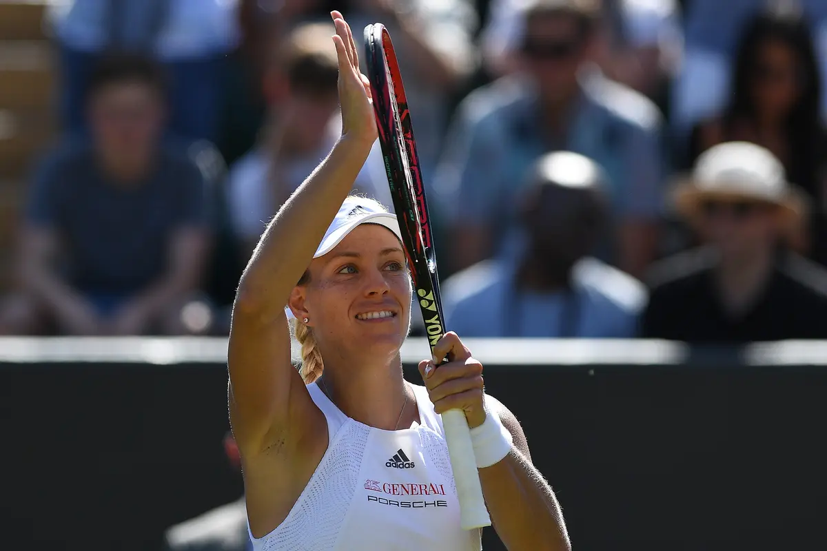 Unggulan pertama Wimbledon 2017, Angelique Kerber, rayakan kemenangan atas Shelby Rogers pada babak ketiga, Sabtu (8/7/2017). Kerber unggul 4-6, 7-6(2), 6-4.