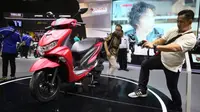 Pengujung mendokumentasikan Yamaha FreeGo yang diluncurkan di acara IMOS 2018 di JCC, Senayan, Jakarta. (Herdi Muuhardi)
