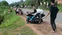 Tangkapan layar rekaman video warga detik-detik pelaku pencurian sepeda motor ditangkap. Foto: (Istimewa)