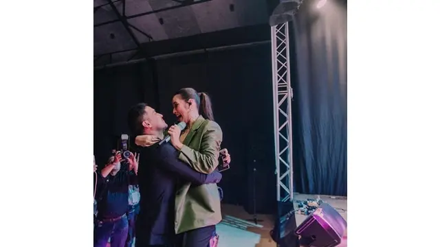 6 Potret Hamish Daud Temani Raisa Manggung, Heboh Bikin Iri