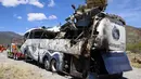 Gambar-gambar yang diposting di media sosial oleh badan perlindungan sipil Oaxaca menunjukkan bus terbalik dengan apa yang tampak seperti kerusakan pada bagian atas kendaraan. (AP Photo/Nemesio Mendez Jimenez)