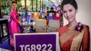 Seorang pramugari mengenakan pelindung wajah di restoran pop-up bertema kabin pesawat di kantor pusat Thai Airways di Bangkok, 10 September 2020. Rencananya, kantor Thai Airways lainnya akan diubah menjadi restoran bertema kabin pesawat untuk memberi pengalaman bersantap serupa. (Mladen ANTONOV/AFP)