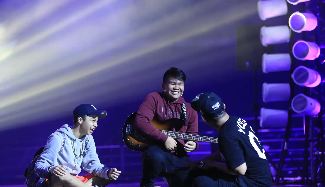 Bastian Steel mantan boyband Coboy Junior yang kini bernama CJR didapuk menjadi vokalis. Disela-sela latihan, Bastian mengaku siap memberikan kejutan dalam malam puncak HUT SCTV pada 24 Agustus mendatang. (Adrian Putra/Bintang.com)