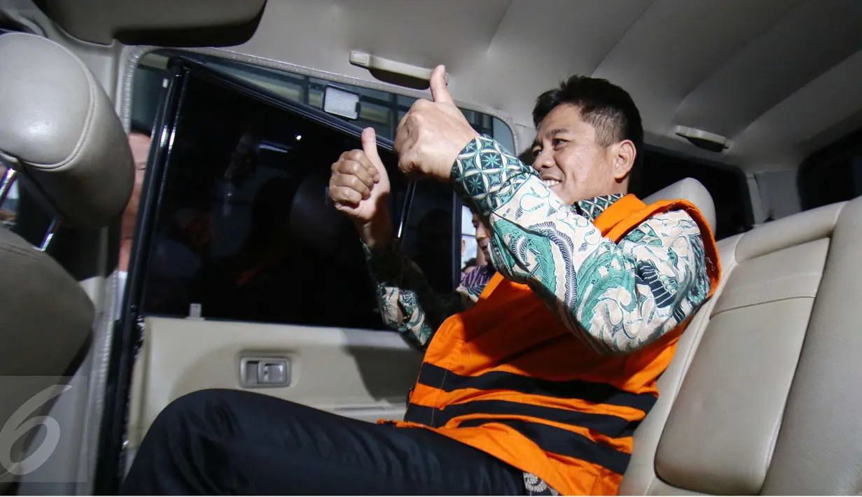 Musa Zainuddin menaiki mobil meninggalkan gedung KPK usai menjalani pemeriksaan, Jakarta, Kamis (23/2). Musa diduga menerima uang Rp 7 miliar dari Direktur PT Windhu Tunggal Utama, Abdul Khoir. (Liputan6.com/Helmi Afandi)