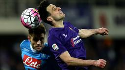 Pemain Napoli, Juan Camilo Zuniga (kiri), berebut bola dengan pemain Fiorentina, Nikola Kalinic, dalam laga Serie A Italia di Stadion Artemio Franchi, Firenze, Selasa (1/3/2016) dini hari WIB. (AFP/Alberto Pizzoli)