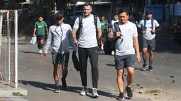 Pelatih Timnas Indonesia, Simon McMemeny dan Yeyen Tumen, berjalan saat akan latihan di Lapangan Gelora Trisakti, Bali, Minggu (13/10). Latihan ini merupakan persiapan jelang laga Kualifikasi Piala Dunia 2022 melawan Vietnam. (Bola.com/Aditya Wany)