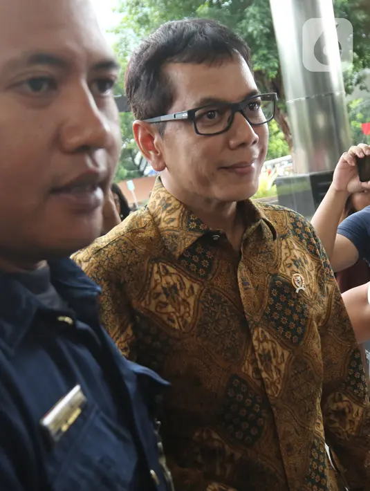 Menteri Pariwisata dan Ekonomi Kreatif Wishnutama (kanan) saat tiba di Gedung KPK, Jakarta, Kamis (9/1/2020). Wishnutama mendatangi KPK untuk menyerahkan laporan harta kekayaan penyelenggara negara (LHKPN). (Liputan6.com/Herman Zakharia)