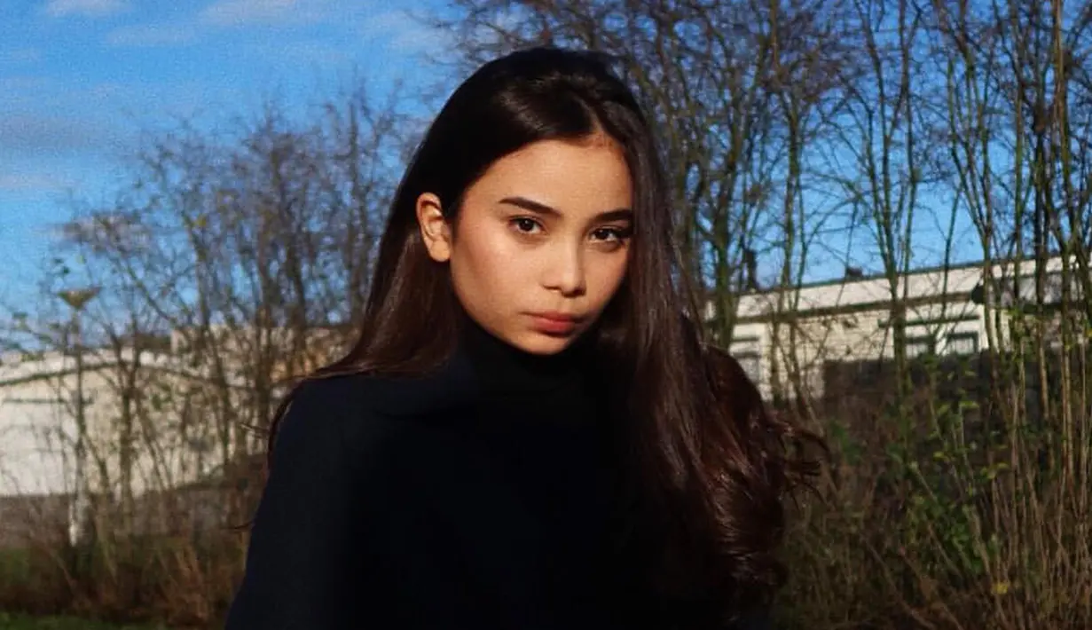 Rambut hitam panjang menjadi ciri khas dari penampilan Sephora di foto-foto Instagramnya. (Liputan6.com/IG/@sephorasievert)