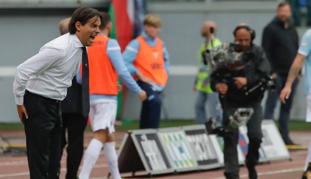 Pelatih Lazio, Simone Inzaghi mengintruksikan para pemainnya saat bertanding melawan AC Milan pada lanjutan Liga Serie A Italia di stadion Olimpiade Roma, (10/9). Lazio menang atas AC Milan 4-1. (AP Photo/Alessandra Tarantino)