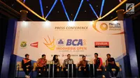 Pebulutangkis Indonesia, Barry Angriawan (kedua kanan) bersama perwakilan pelaksana BCA Indonesia Open 2017 memberi keterangan di Jakarta, Senin (22/5). Turnamen akan diikuti 310 pebulutangkis dari 21 negara. (Liputan6.com/Helmi Fithriansyah)